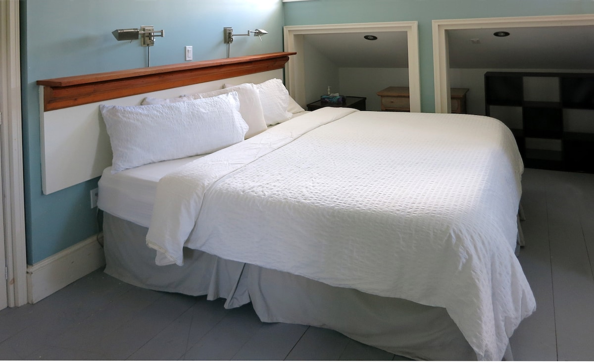The Phoenix Room has a king bed and a four piece en suite bathroom. 