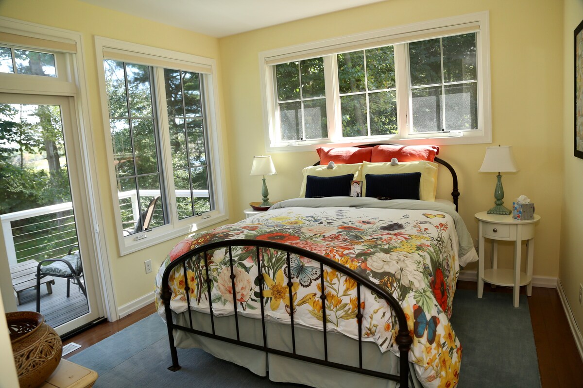 ผ้าปูที่นอนสุดหรูสำหรับเตียงขนาดควีนไซส์  สถานที่พักผ่อนที่อบอุ่นพร้อมดาดฟ้าส่วนตัว