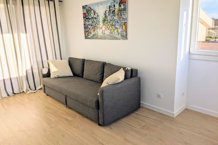 'Chumba cha kulala #4' - kwa kweli hii ni sehemu ya ofisi ya upenu na kitanda cha sofa kinaweza kuwekwa unapoomba. Chumba hiki kinatoa mwonekano mzuri wa nyumba nzima.