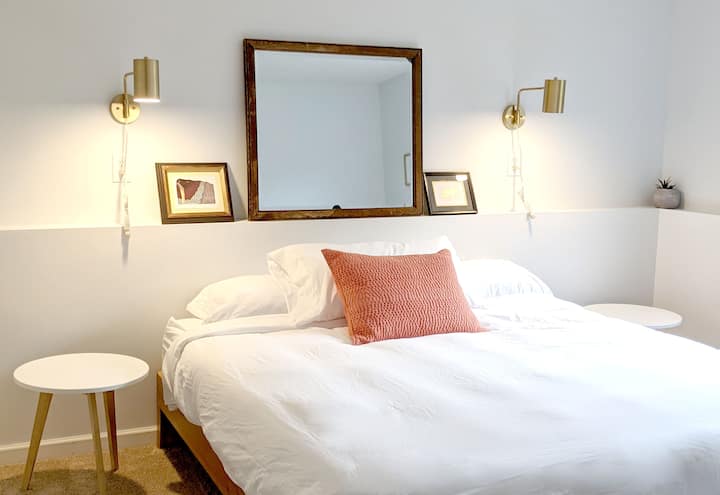 Relájate en el dormitorio principal de la planta baja, que cuenta con un colchón Tuft & Needle y un televisor Roku con Hulu, Disney+ y DirectTV.