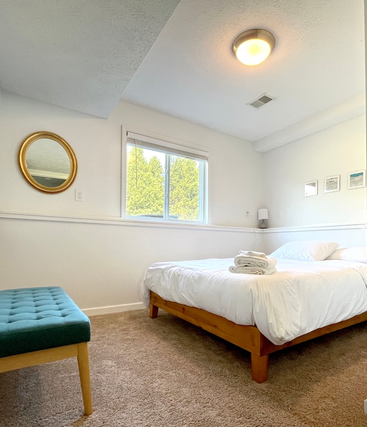 Tranquilo dormitorio tamaño queen en el nivel inferior con colchón Tuft & Needle y TV Roku con todos tus favoritos.