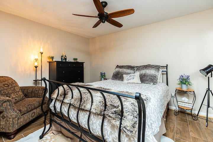 سرير كوين مريح مع عدد كبير من الأسرّة ، ولحاف أسفل في غطاء اللحاف والكثير من الوسائد.  خذ قسطًا من النوم في المنتجع الصحي الصوتي. موانئ على جانبي السرير. كرسي مريح للاسترخاء والقراءة أو ارتداء حذائك.