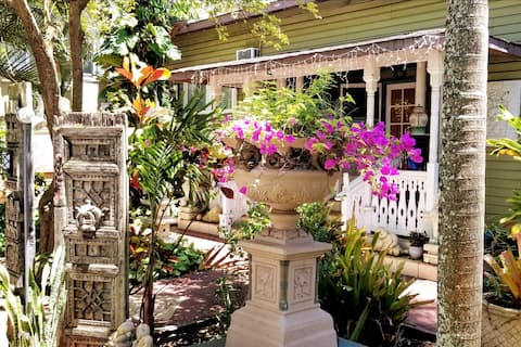 Petite Loft Apartment Just 5  Min Walk to Ocean