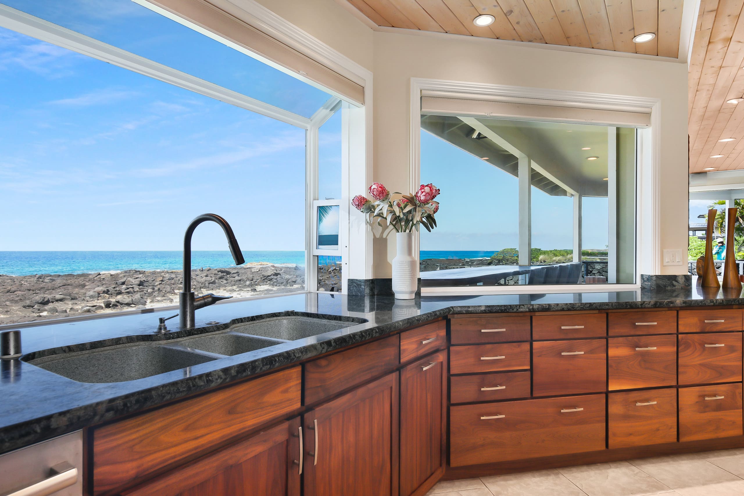 Home in Kailua · ★4.92 · 3 bedrooms · 4 beds · 3.5 baths - Image 7