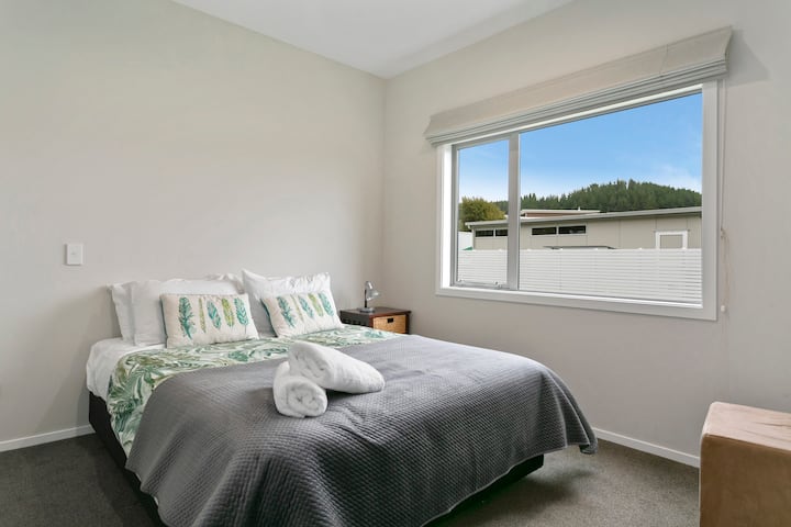 غرفة نوم بسرير بحجم كبير في الطابق السفلي