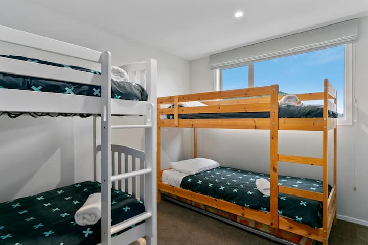 غرفة نوم واسعة بطابقين في الطابق العلوي