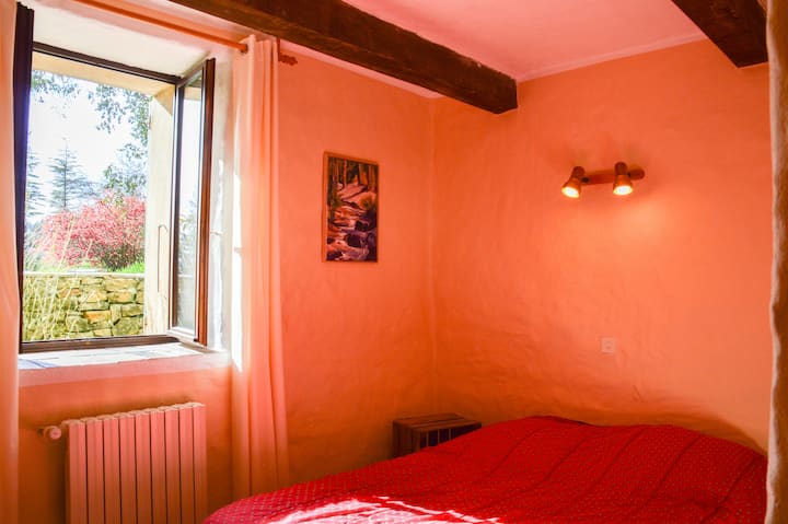 Chumba cha kulala 1 na kitanda 1 kikubwa kinachoangalia uwanja wakati wa jua kuzama