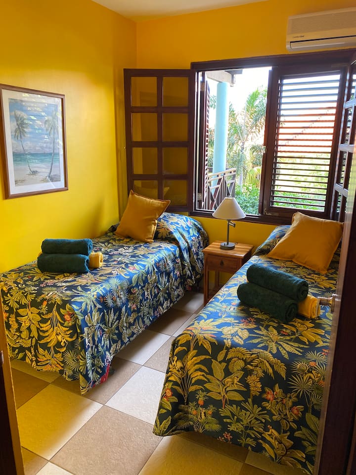 El dormitorio 3 (Villa 27) tiene 2 camas individuales que se pueden combinar para convertirse en una cama tamaño king. ¡Comparte el baño privado 2 con el dormitorio 2!