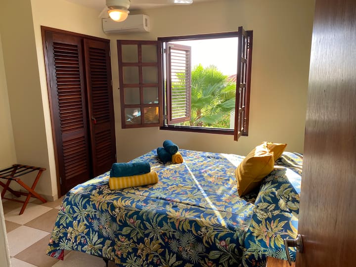 El dormitorio 1 (principal) Villa 27 tiene una cama tamaño king y un baño privado.