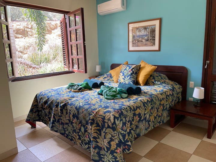 El dormitorio 2 (Villa 27) tiene dos camas individuales que se pueden combinar para convertirse en una cama tamaño king. ¡Comparte el baño privado n.º2 con el dormitorio n.º3!