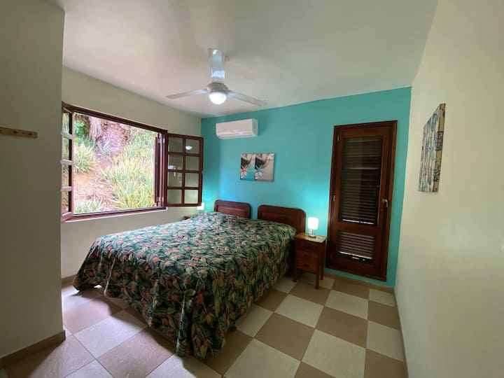 El dormitorio 2 (Villa 25) tiene dos camas individuales que se pueden combinar para convertirse en una cama tamaño king. ¡Comparte el baño privado n.º2 con el dormitorio n.º3!