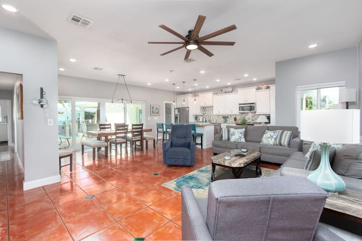 Jiko kubwa la mtindo wa wazi, sebule na sehemu ya kulia chakula.