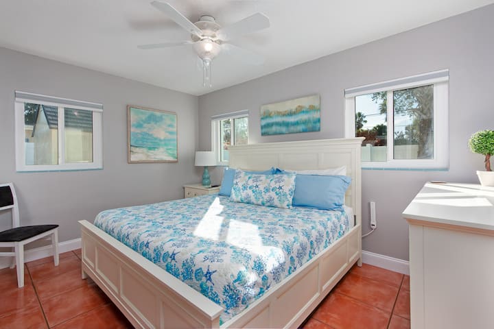 Chumba cha kulala cha Master na Kitanda cha ukubwa wa King.