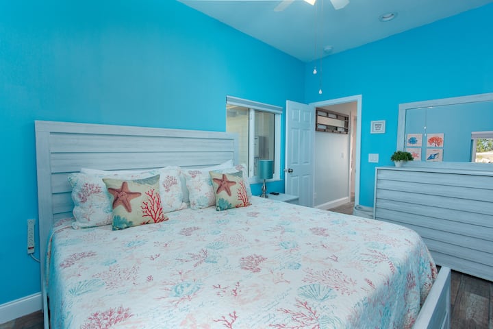 Chumba cha kulala kilicho na kitanda na kabati la kujipambia lenye ukubwa wa