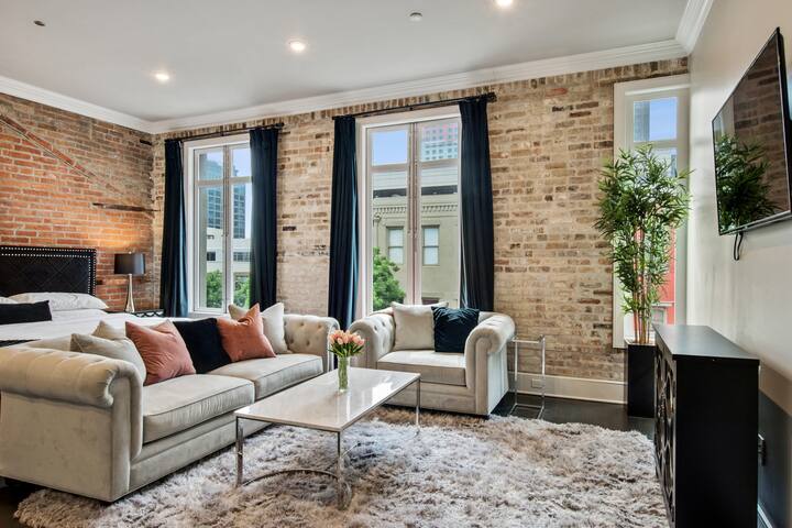 TWO Connecting Condos! 5 King beds! 4 Bdrm/4 Bath! gallery image 2