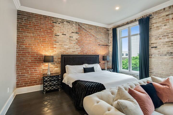 TWO Connecting Condos! 5 King beds! 4 Bdrm/4 Bath! gallery image 3