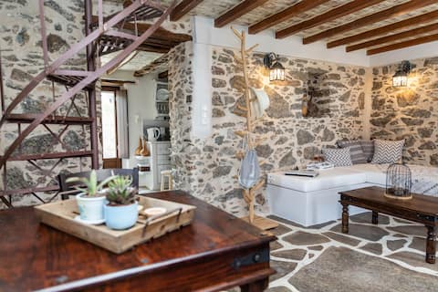 Peratsi stone houses