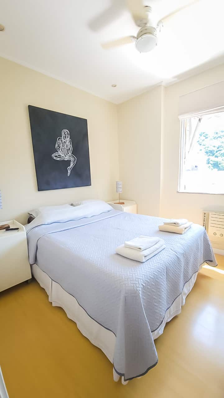 Соба со клима уред и телевизор .