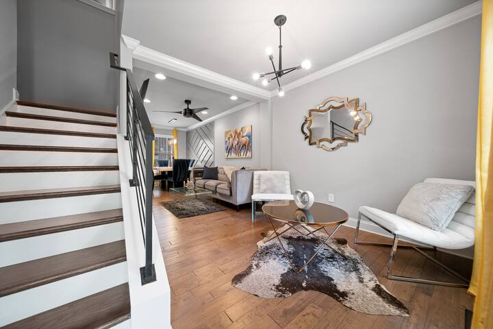 Trendy Town Home B gallery image 3