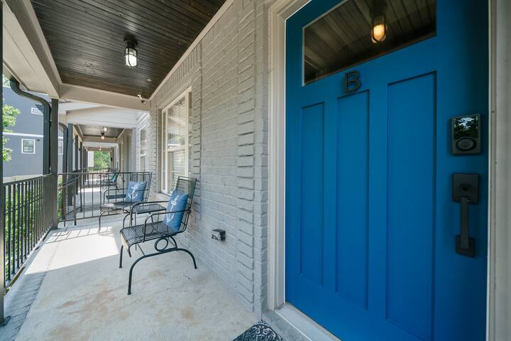 Trendy Town Home B gallery image 2