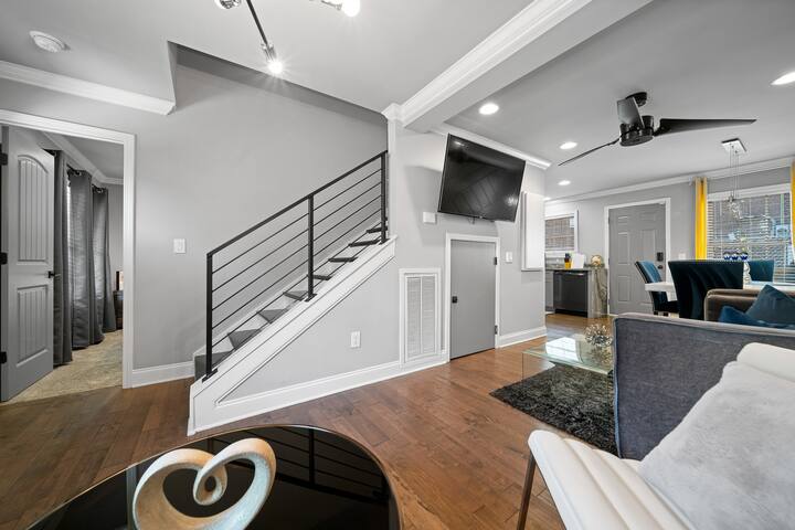 Trendy Town Home B gallery image 4