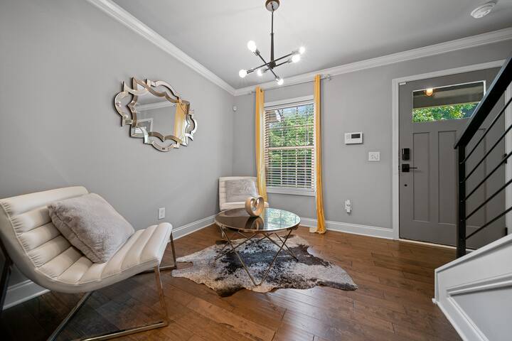 Trendy Town Home B gallery image 5