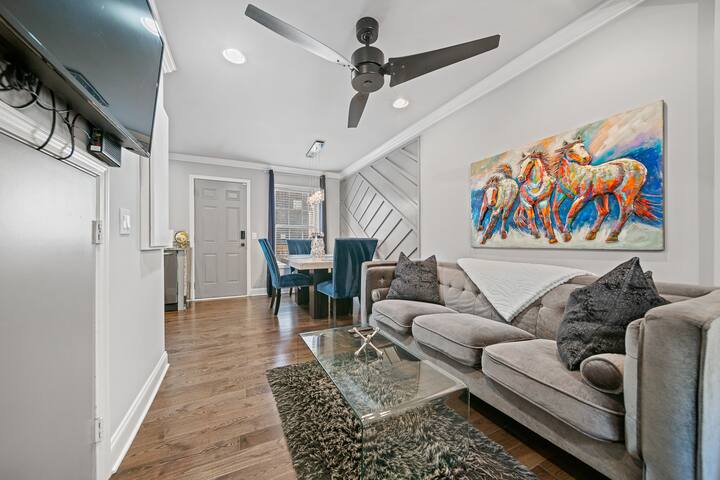 Trendy Town Home C gallery image 3