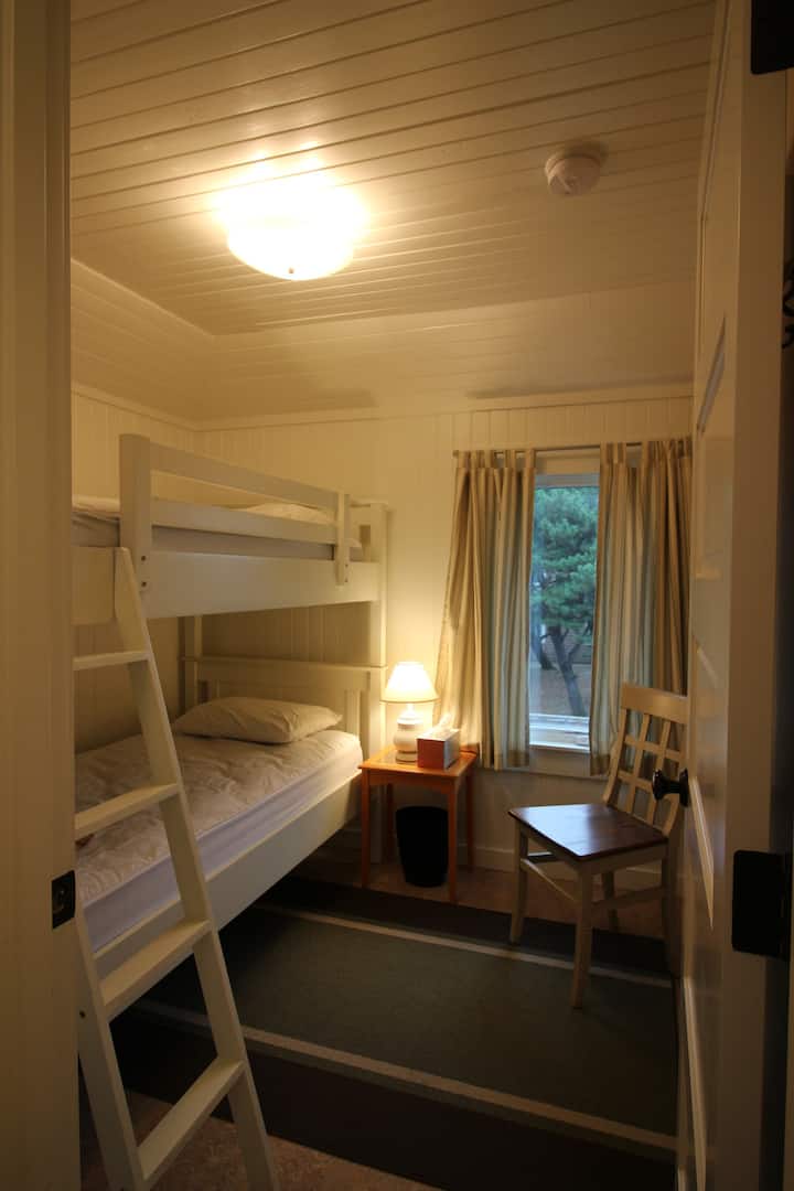 малка стая с южна гледка. Леглата може да са трудни за оправяне, така че ако предпочитате, носете торби за спане. 