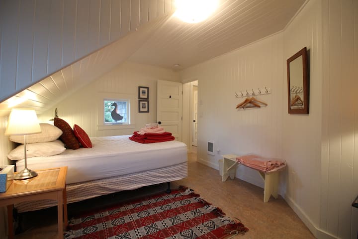 втори етаж: спалня на ъгъла с двойно легло