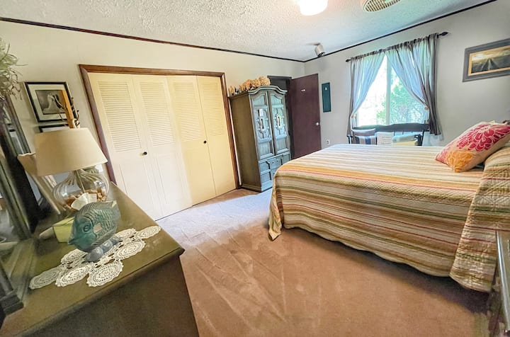 Dormitorio II con cama tamaño queen y 1/2 baño privado.