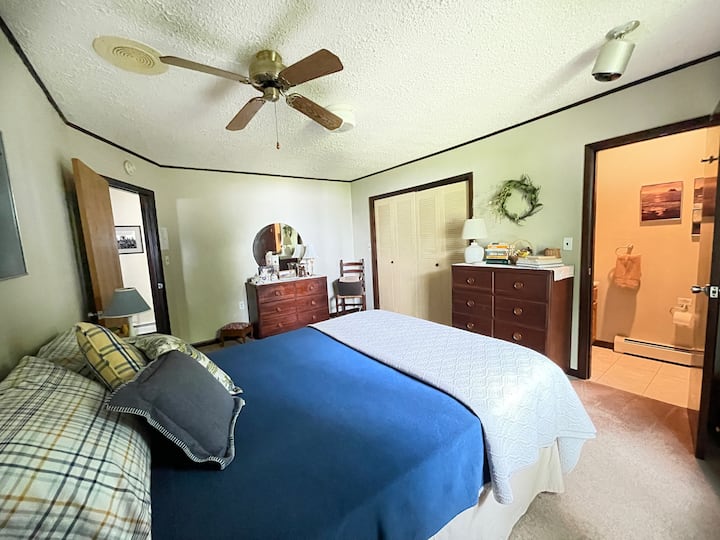 Dormitorio I con cama tamaño queen y 1/2 baño privado.