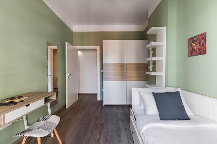 Chumba cha kulala cha pili na kabati ya nguo