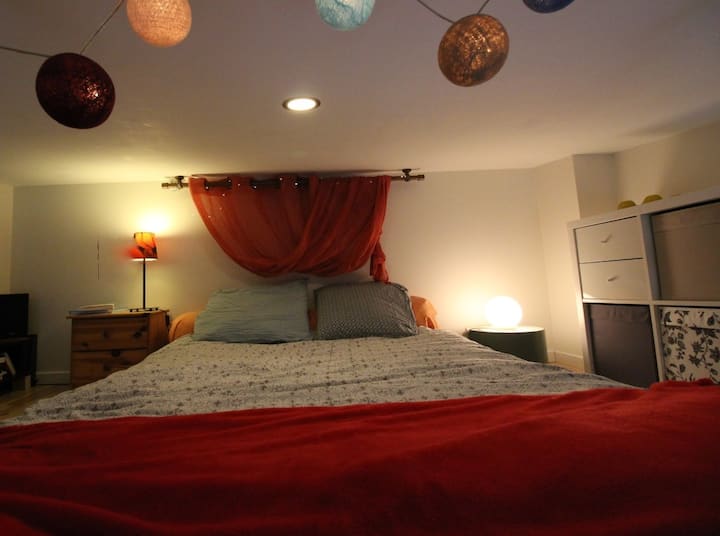 спална соба со мезанин со складиште и ноќни шкафчиња