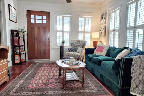 Top Airbnb: -Charming 1920's Bungalow - 1 mile from downtown! in Washington Avenue Coalition / Memorial Park