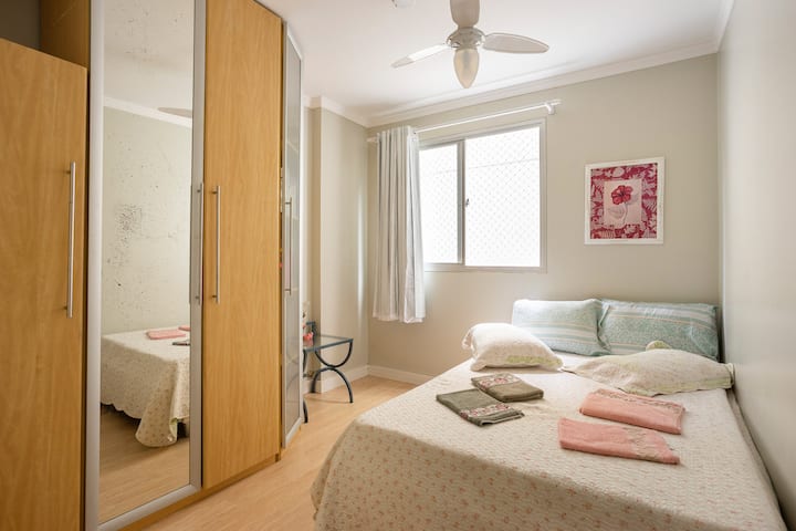 Cozy airy,blackcaut, ceiling fan. A bed and bath set