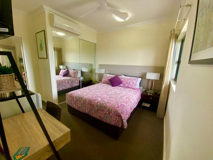 Spavaća soba s bračnim krevetom za goste ima vlastitu kupaonicu i tuš-kabinu, TV, radni stol, hladnjak, pribor za pripremu čaja i kave. Vješanje u ormaru i prostor u ormariću.