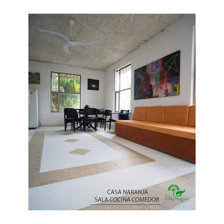 Narančasta kuća, dnevni boravak, kuhinja (s priborom) blagovaonica. kupaonica 
nalazi se na 1. katu 