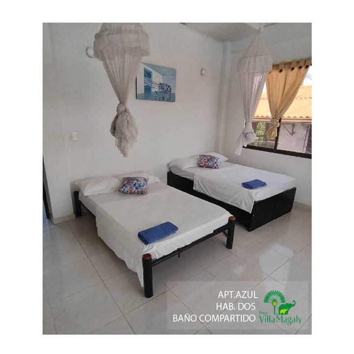 Plavi apartman. Soba br. 3 ima 2 bračna kreveta. Zajednička kupaonica, balkon.