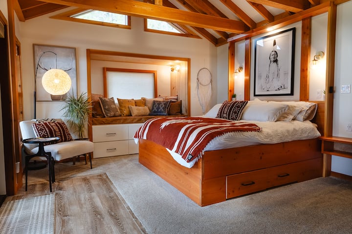 夜间主卧：回到您温馨的天堂，沉浸在温暖的低光下，在这个湖畔的天堂中享受宁静的夜晚