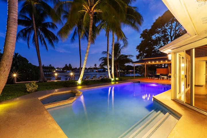 Waterfront Home 4 Bedroom w/Pool, and Game Room!