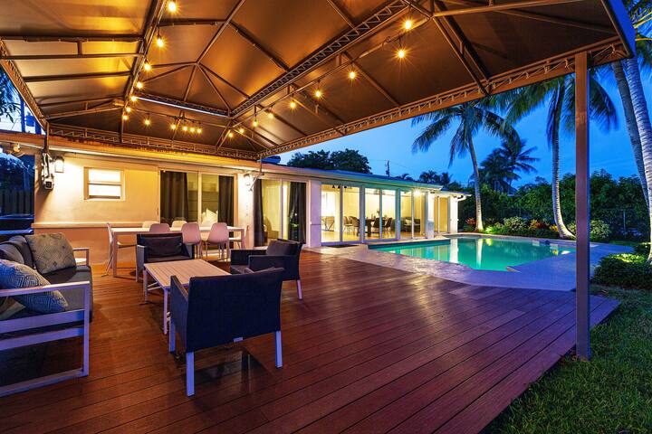 Waterfront Home 4 Bedroom w/Pool, and Game Room! gallery image 2