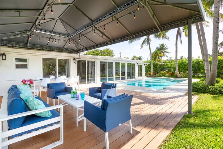 Waterfront Home 4 Bedroom w/Pool, and Game Room! gallery image 4