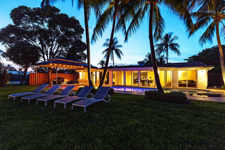 Waterfront Home 4 Bedroom w/Pool, and Game Room! gallery image 3