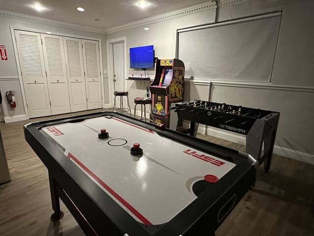 Waterfront Home 4 Bedroom w/Pool, and Game Room! gallery image 5