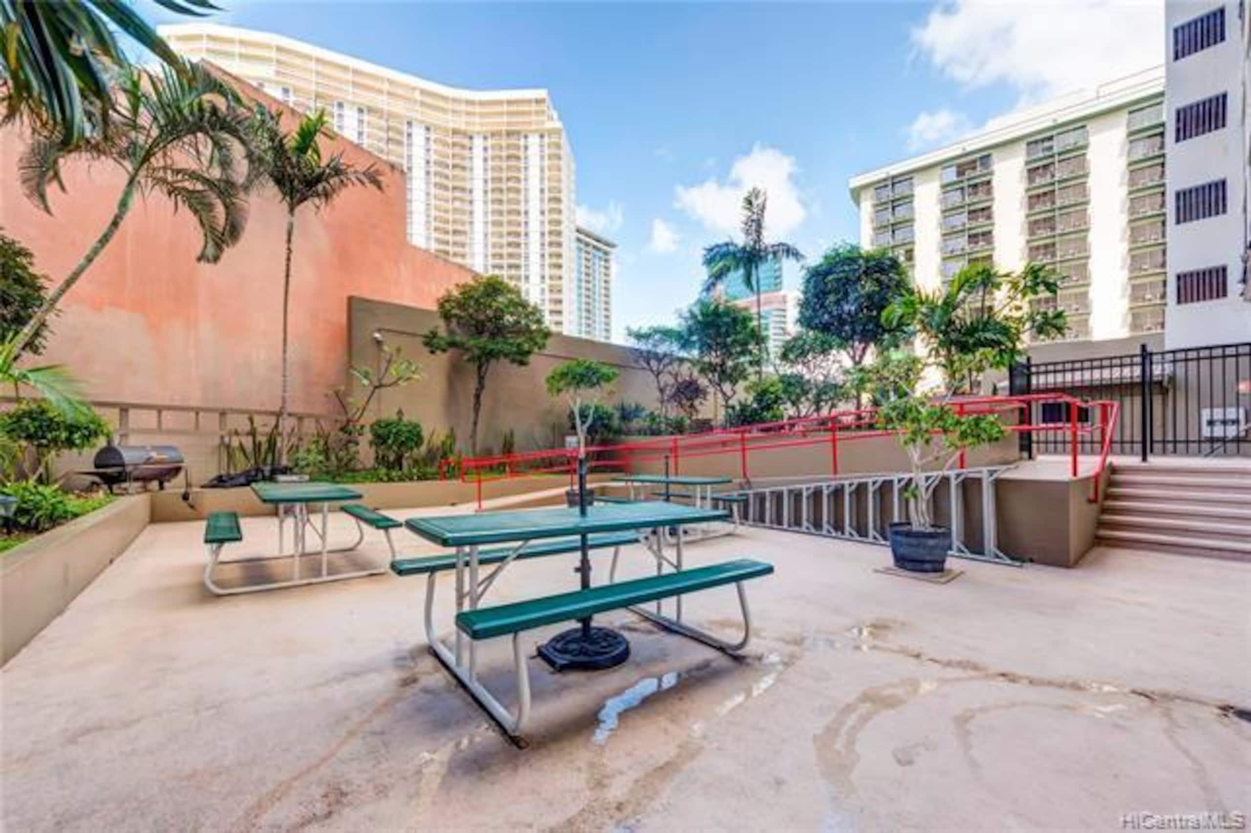 Condo in Honolulu · ★4.75 · 1 bedroom · 2 beds · 1 private bath - Image 2