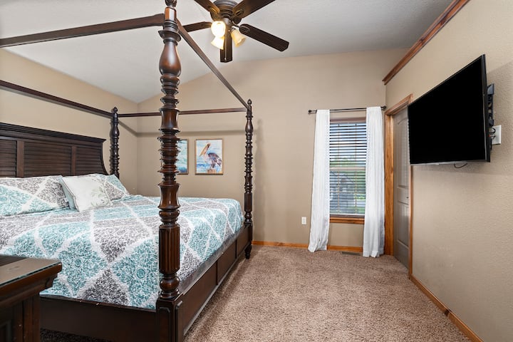 Spálňa s manželskou posteľou King na vyššom poschodí a vlastnou kúpeľňou