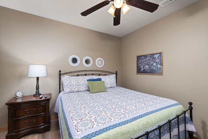 Spálňa s manželskou posteľou King na nižšej úrovni a kúpeľňou priamo pred dverami