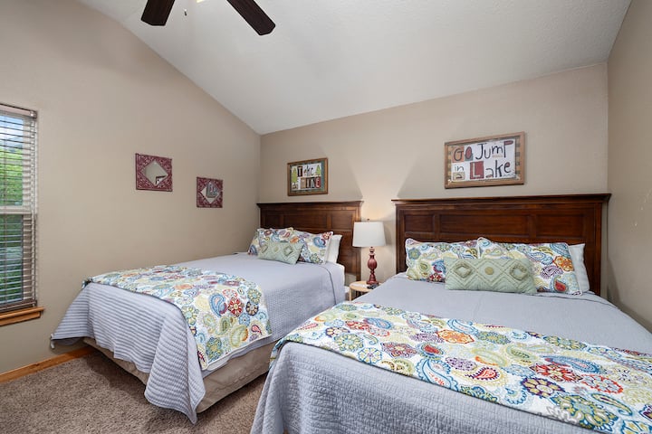 Spálňa s manželskou posteľou Queen na hornom poschodí 2 a kúpeľňou priamo pred dverami