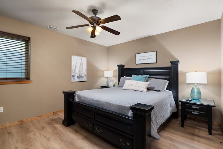 Spálňa s vlastnou kúpeľňou na nižšej úrovni