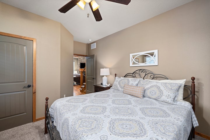 Hlavná spálňa s manželskou posteľou a kúpeľňou priamo pred dverami